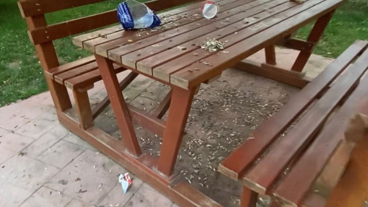 Borazanlar Mahallesi'nde çocuk parkı çöple doldu, tepkiler büyüyor