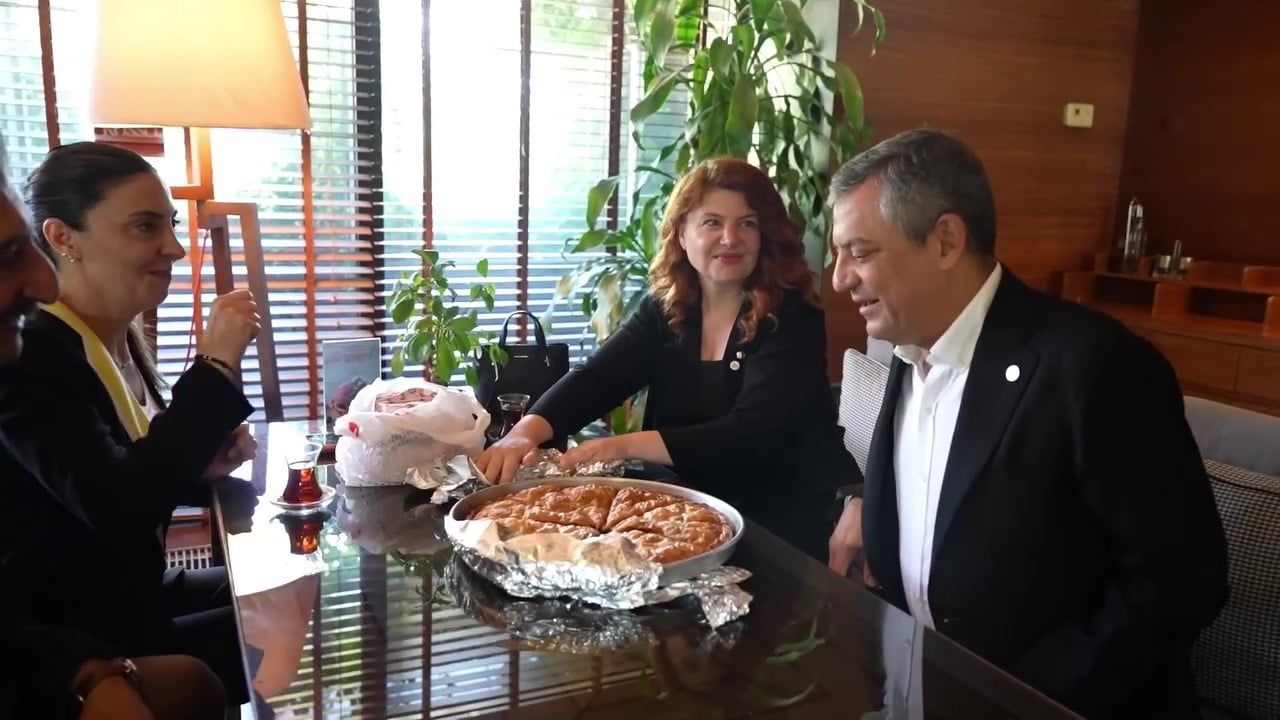 Böreği reddetti, ertesi gün aynı masada buluştular: Özgür Özel ve Canan Uzer