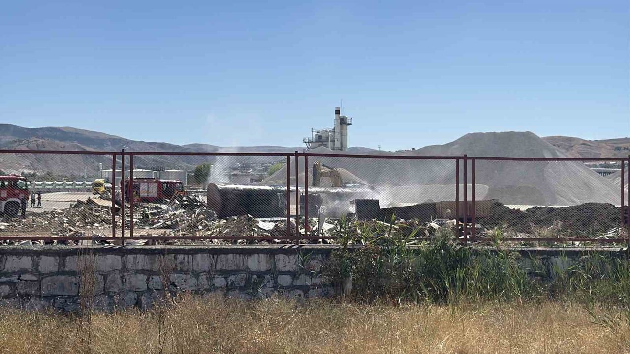 Boş tanker alev aldı, Sivas semalarını duman sardı