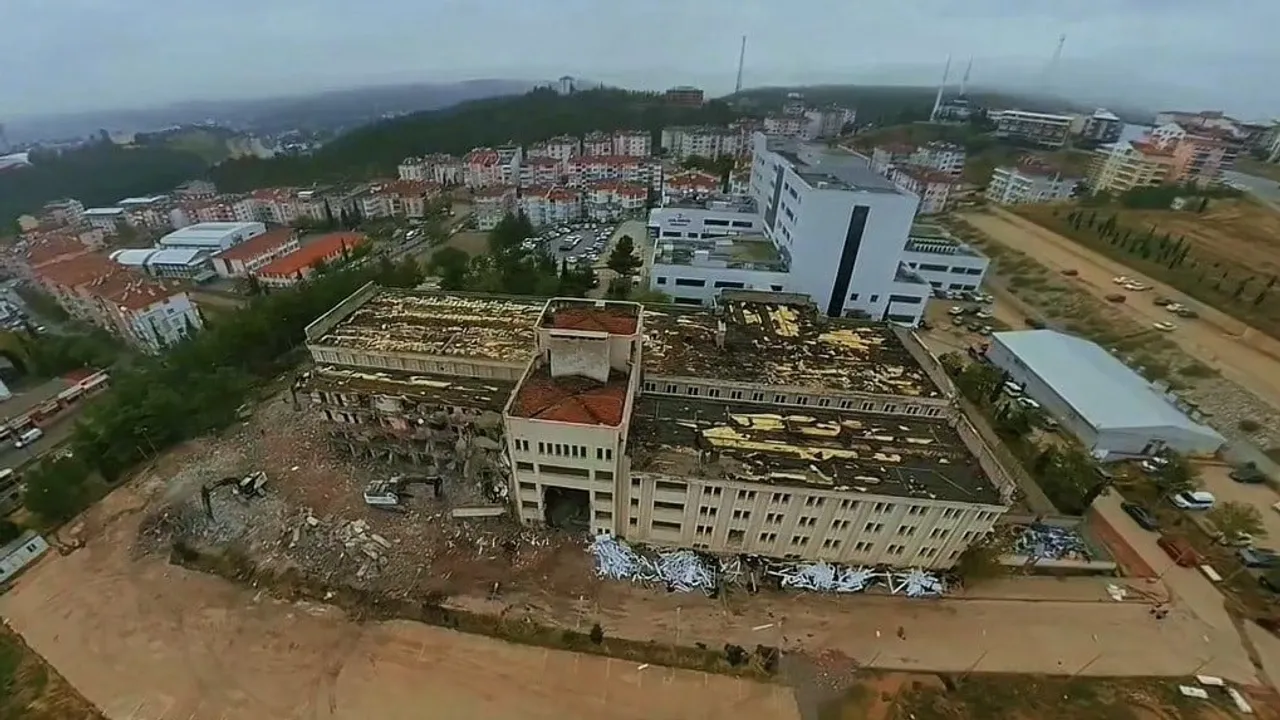 Boyabat'ta eski hastane yıkımına başlandı, alanın geleceği belirsiz