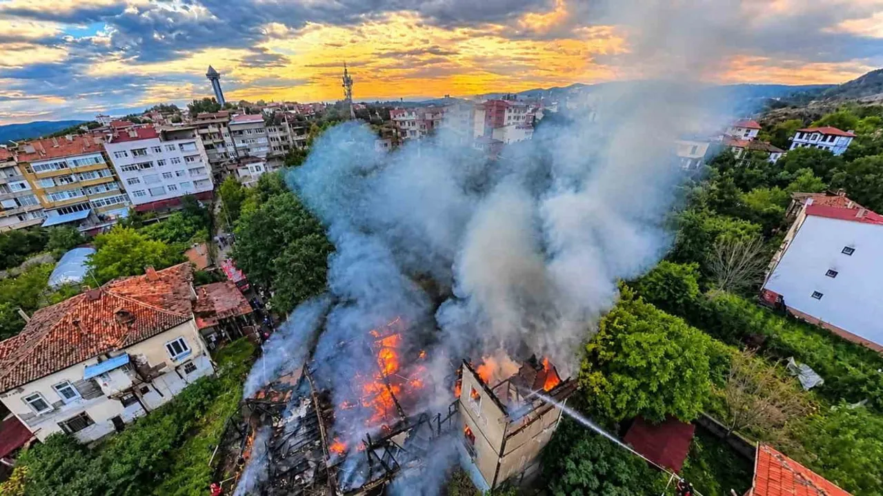Boyabat'ta sabah saatlerinde alevler üç katlı evi harap etti