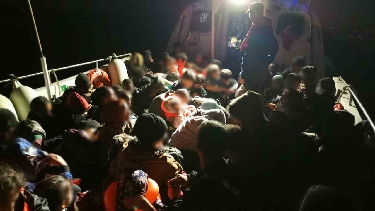 Bozcaada açıklarında MORAD-7 tespitiyle lastik botta 24'ü çocuk 69 kaçak göçmen yakalandı