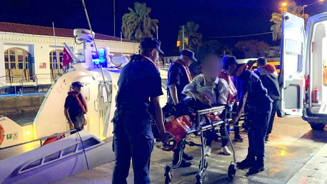 Bozcaada'da beyin kanaması riski taşıyan hasta Sahil Güvenlik botuyla tahliye edildi
