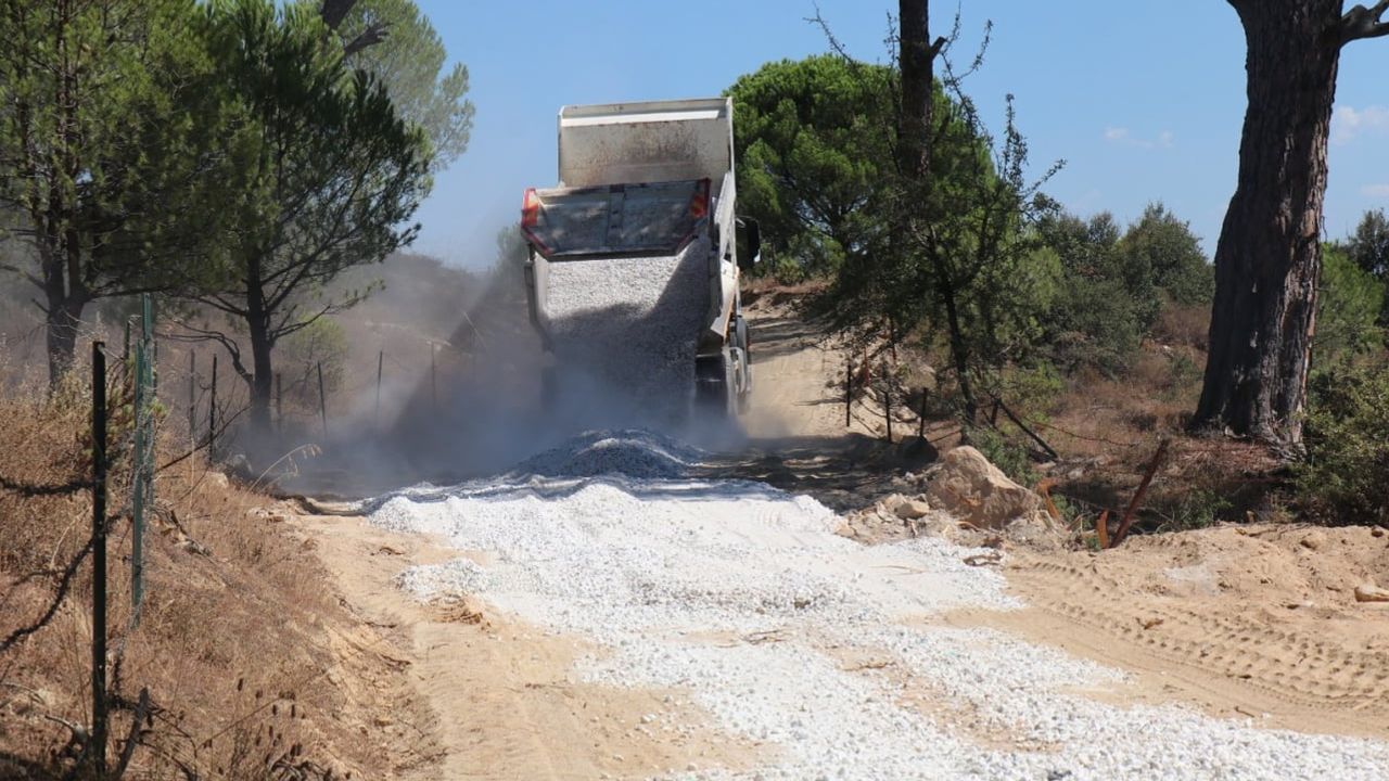 Bozdoğan'da Güre Mahallesi'nde yol tesviyesi ve mıcır serimiyle ulaşım rahatladı