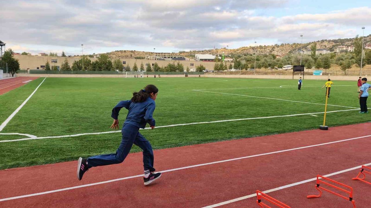 Bozkır'da gönüllü antrenörle yetişen genç atletlerin yükselişi