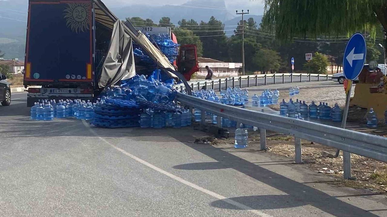 Bozkurt kavşağında virajı alamayan su yüklü tır yola su saçtı