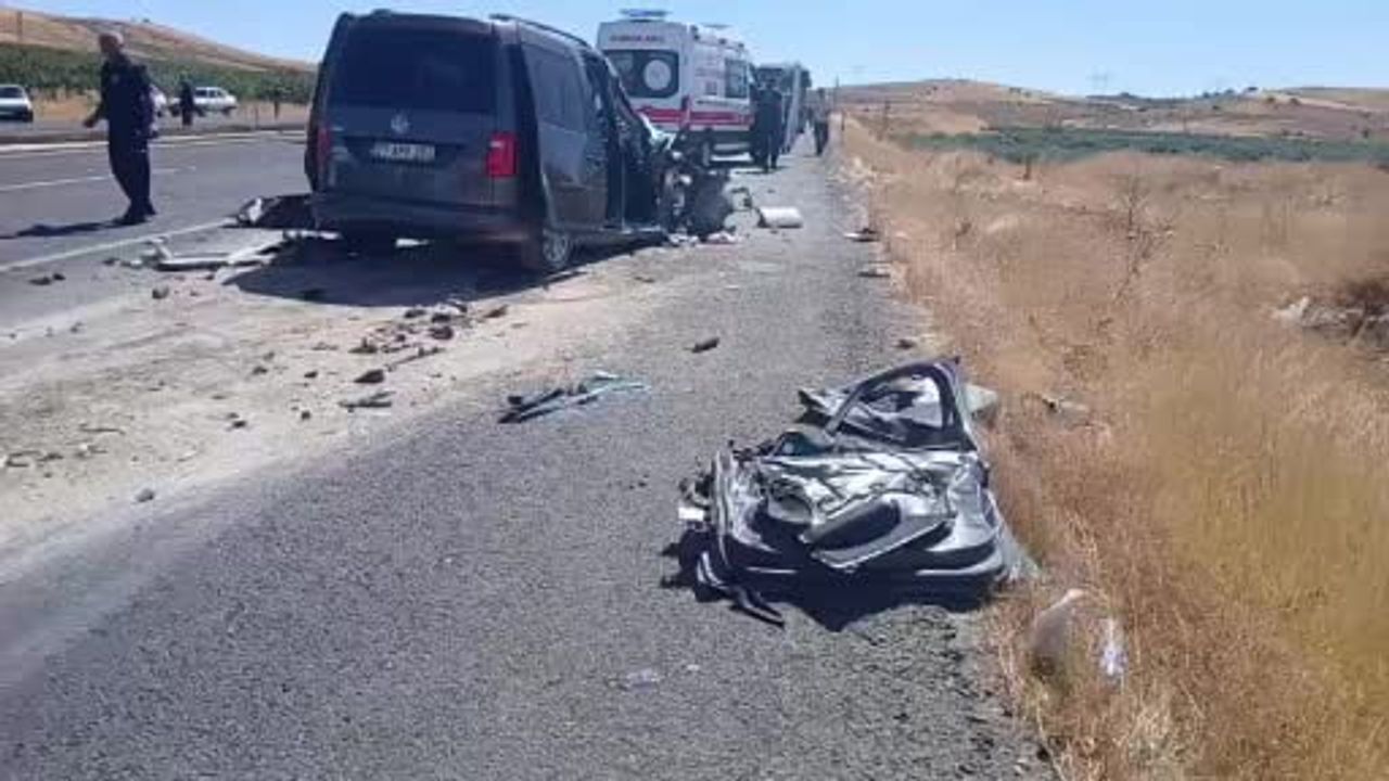 Bozova'da arkadan çarpışma: hurdaya dönen araçta dört ölü, iki ağır yaralı