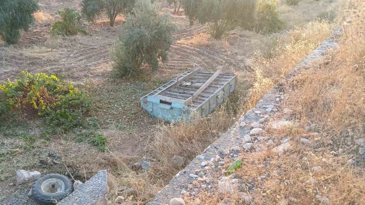 Bozova'da hasat dönüşünde şarampole devrilen fıstık yüklü traktör sürücüyü ağır yaraladı