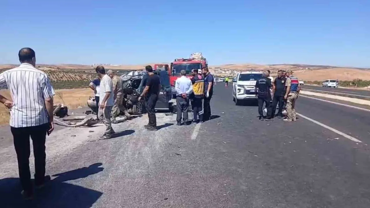 Bozova'da kamyona arkadan çarpan araçta 4 kişi hayatını kaybetti