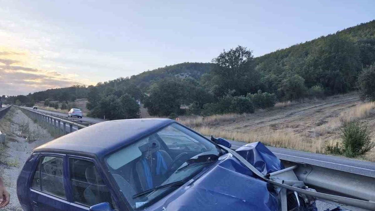 Bozüyük'te kontrolünü kaybeden otomobil refüje çarptı: 7 kişi yaralandı