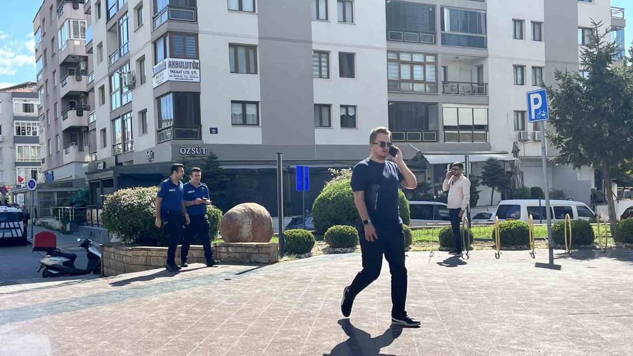 Buca belediyesinde kiralık araçlara haciz işlemi, makam odalarından eşyalar tespit ediliyor