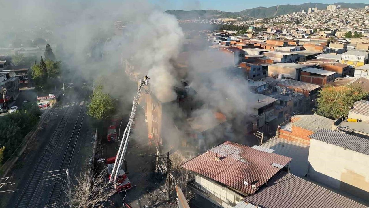 Buca'da atölye yangını itfaiyenin hızlı müdahalesiyle kontrol altına alındı