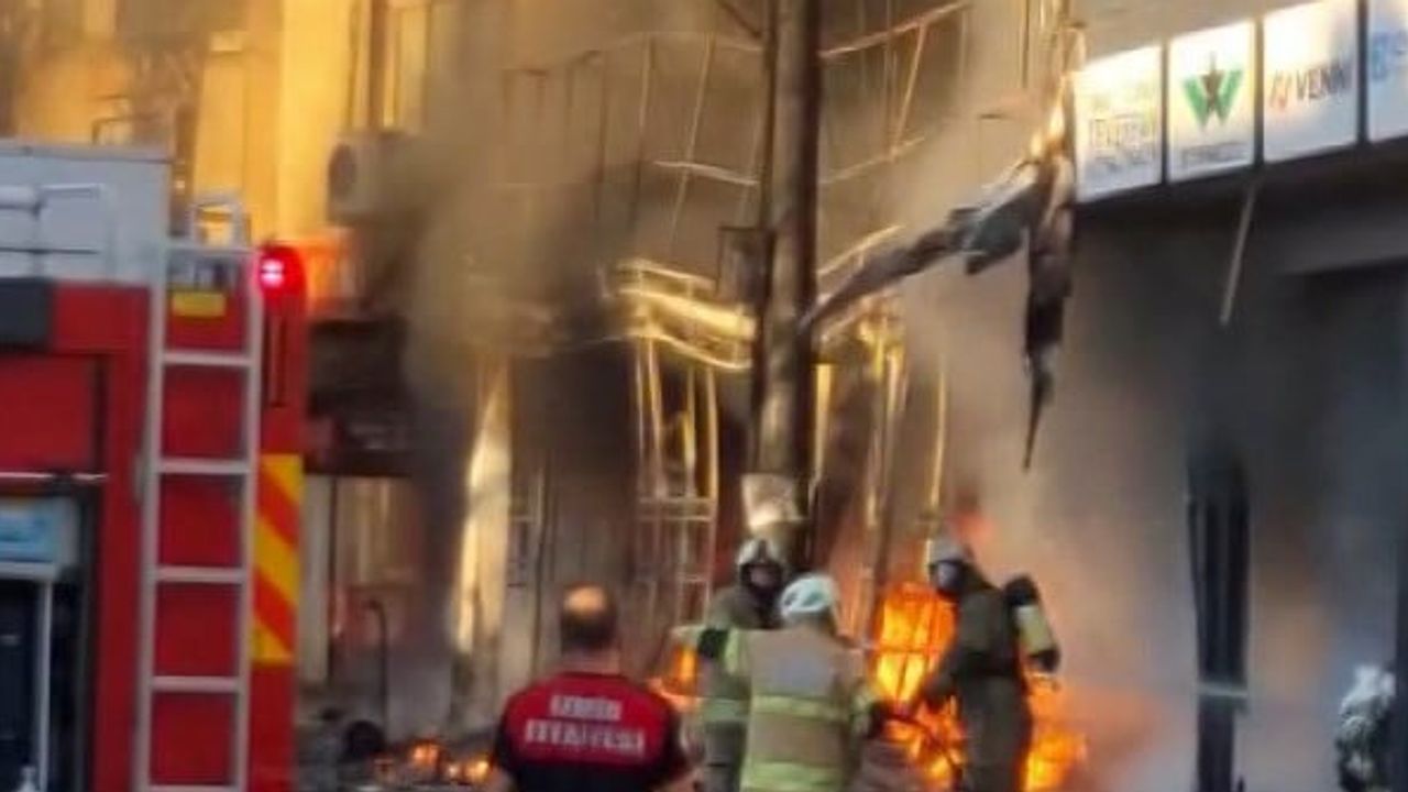 Buca'da boya malzemesi yanan iş yerinde patlama sesleri duyuldu
