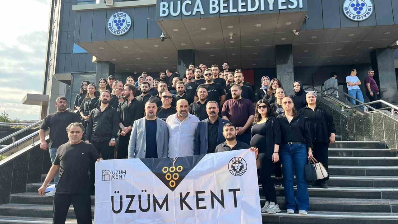 Buca'da ÜzümKent'e bağlı lokanta ve sporium çalışanları maaş alamayınca belediye önünde toplandı