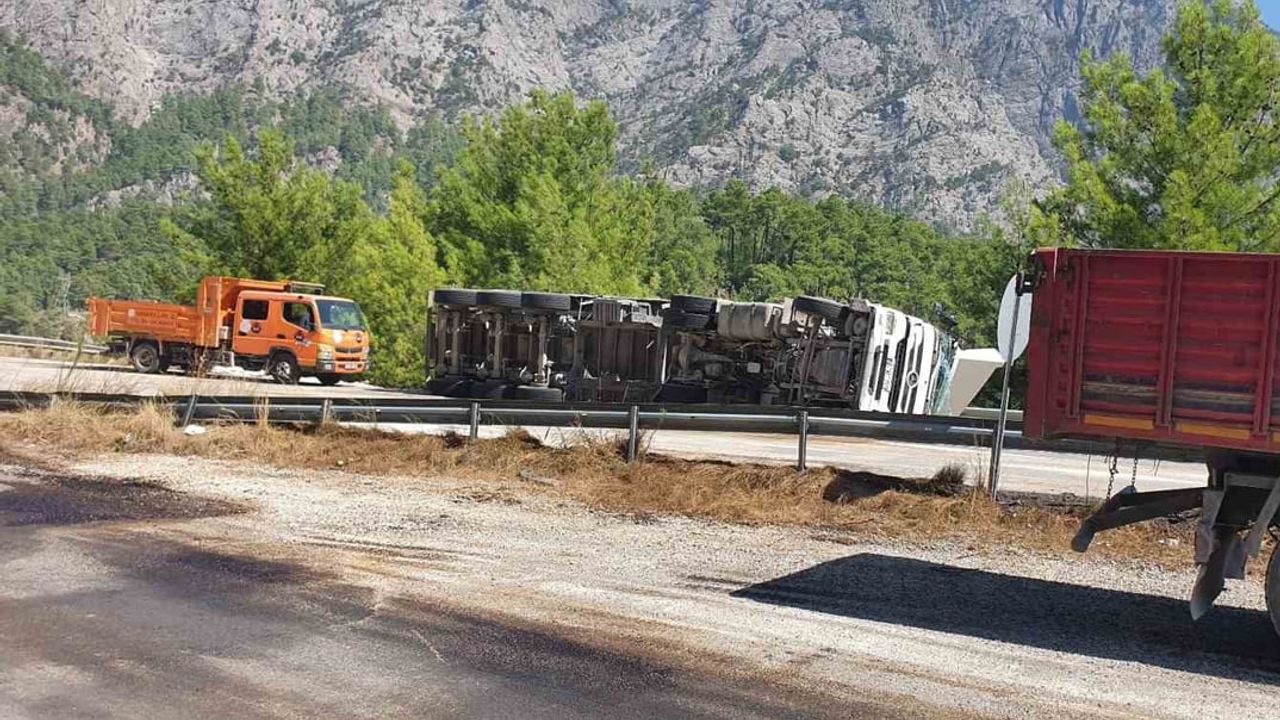Bucak'ta viraj çıkışında tır devrildi: bir kişi yaralandı
