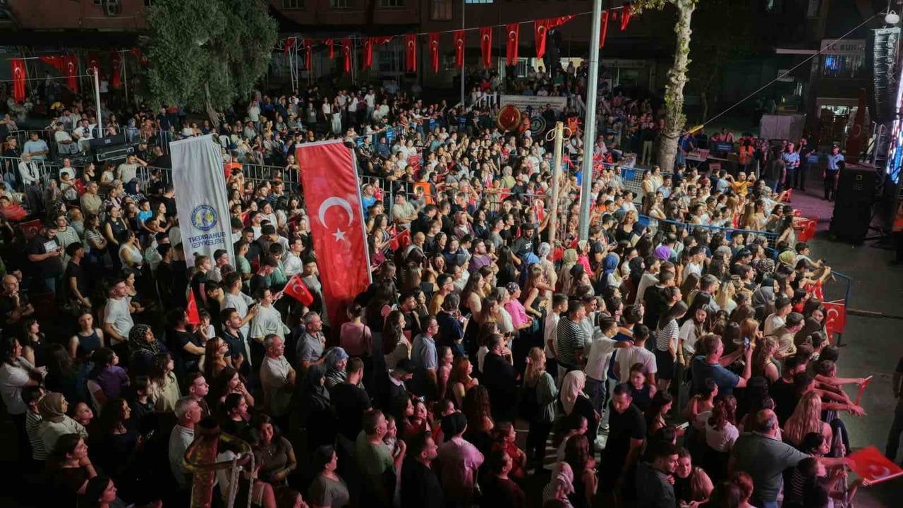 Buharkent'te kurtuluş coşkusu: Tuğba Yurt sahne aldı