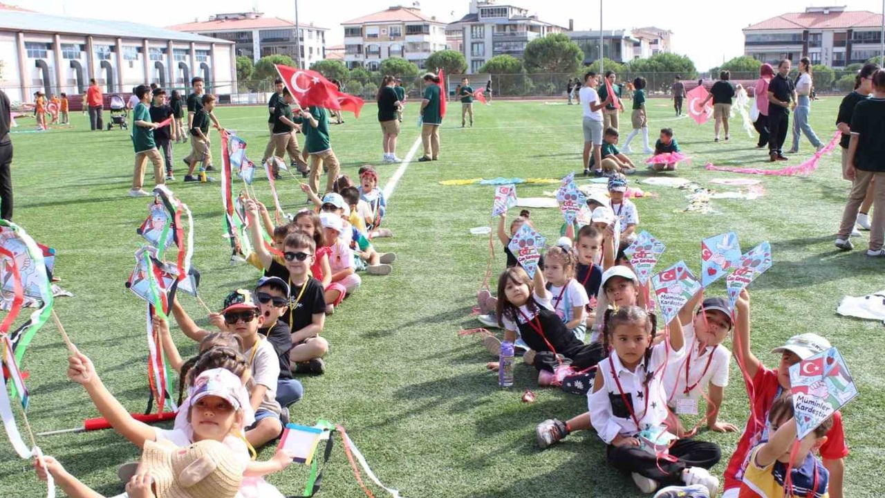 Buldan'da çocuklar gökyüzüne dayanışma ve barış mesajı bıraktı