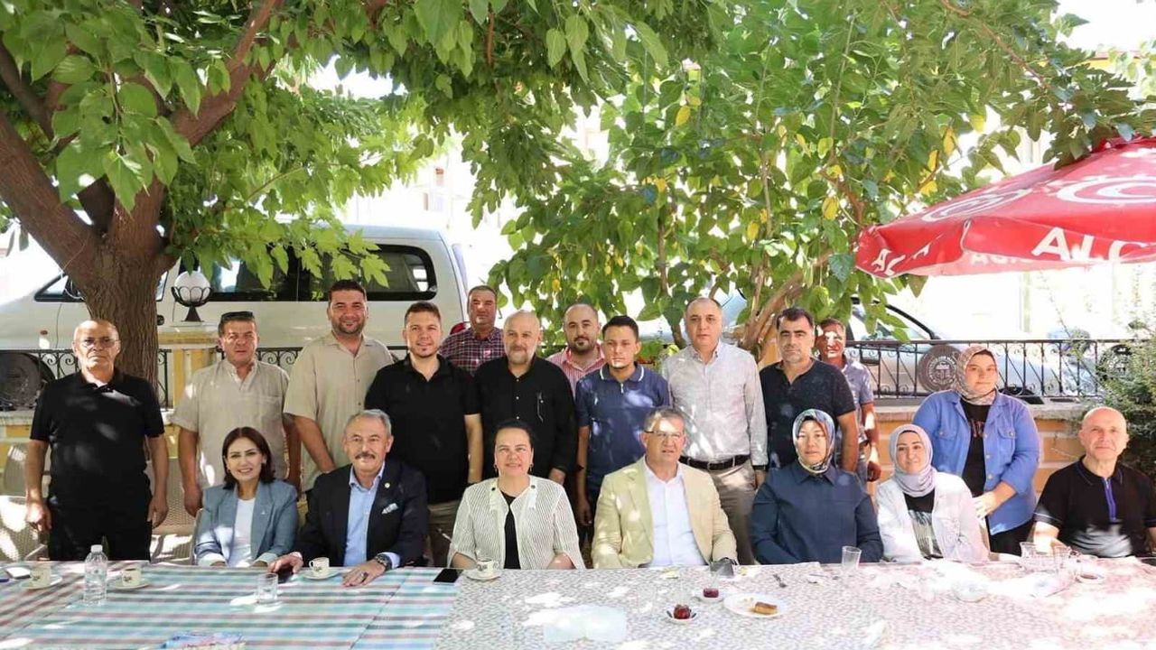 Buldan’da kahvaltıda buluşma: 15 yeni üye rozetleriyle karşılandı