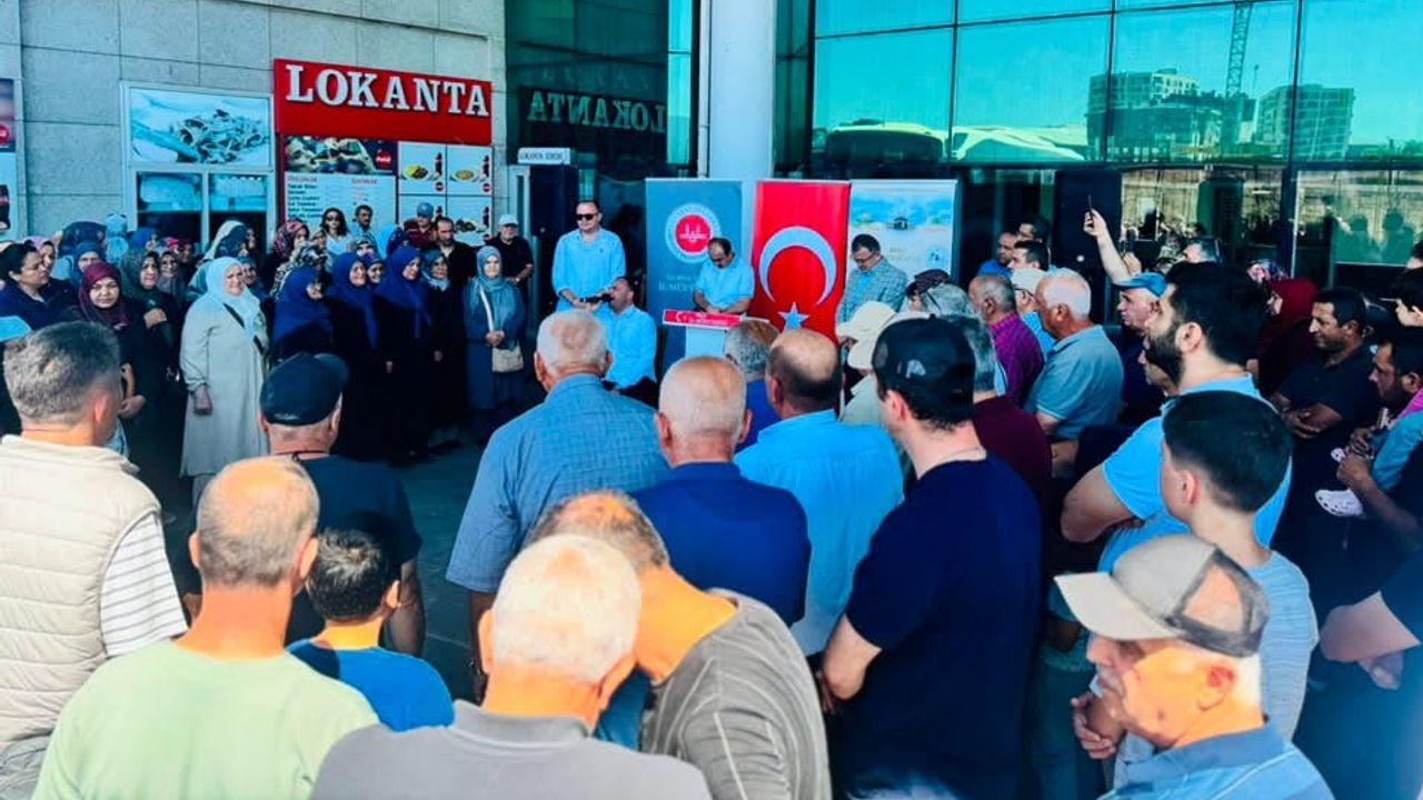 Buluşma ve dualarla uğurlanan 25 kişilik umre kafilesi kutsal yolculuğa çıktı