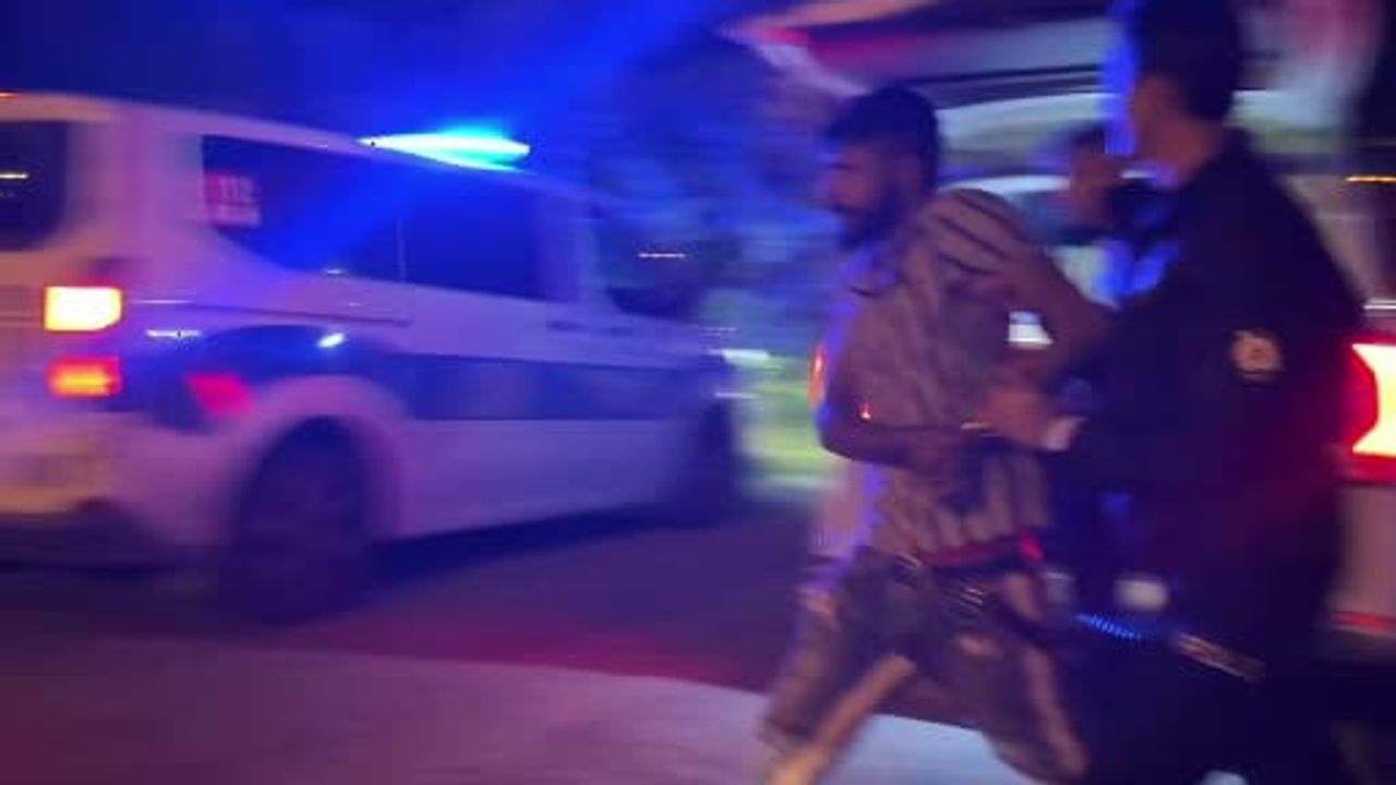 Burdur'da alkollü sürücü park halindeki iki araca çarpıp yaya olarak kaçtı
