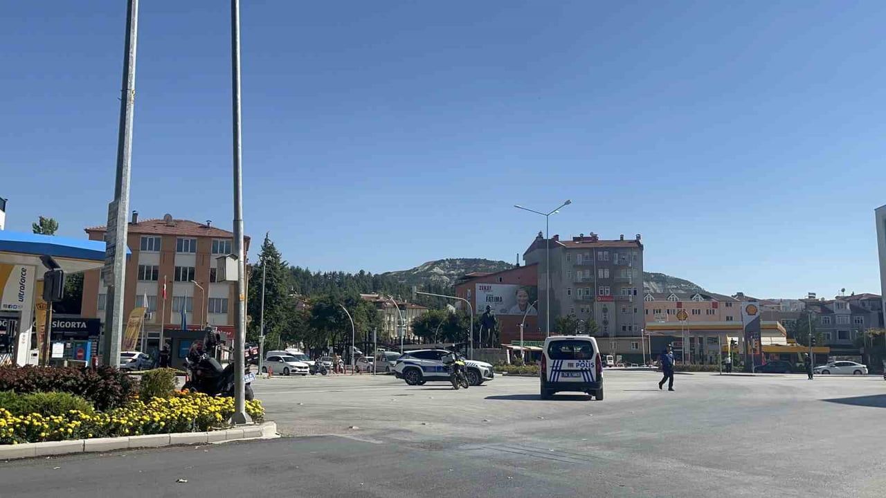 Burdur’da bulvar geçici olarak kapatıldı: fünyeyle patlatılan çantadan kadın kıyafetleri çıktı