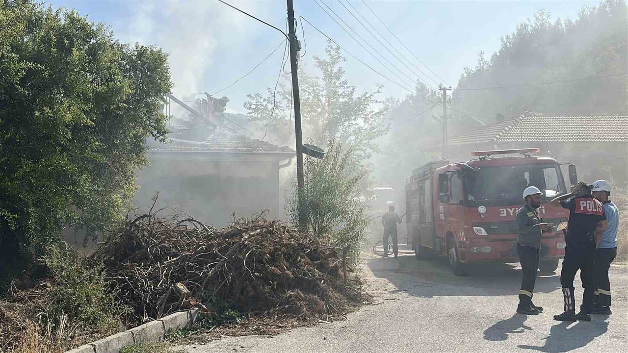 Burdur'da dumanlar mahalleyi tedirgin etti: ev yangını kontrol altına alındı