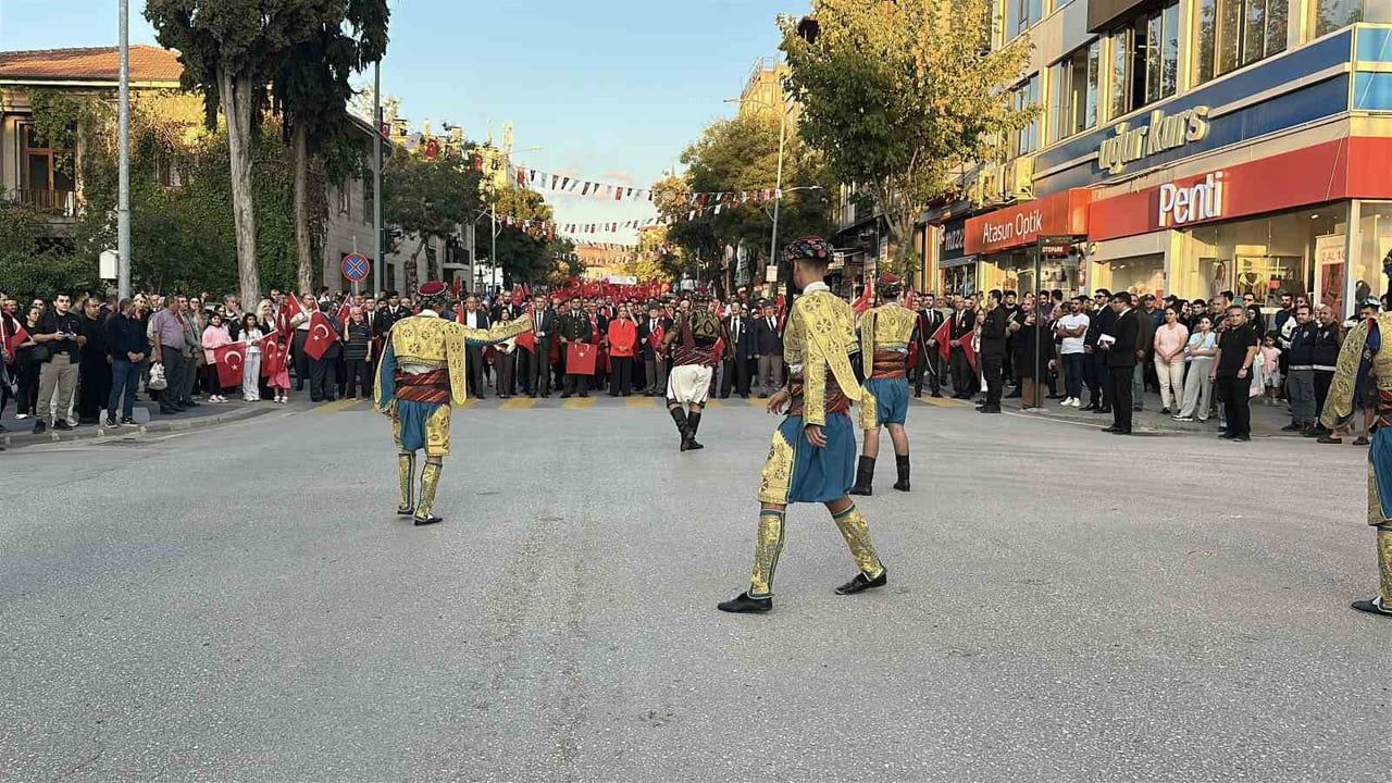 Burdur'da gaziler, Atatürk'ün gazi ünvanı anısına Cumhuriyet Meydanı'na yürüdü