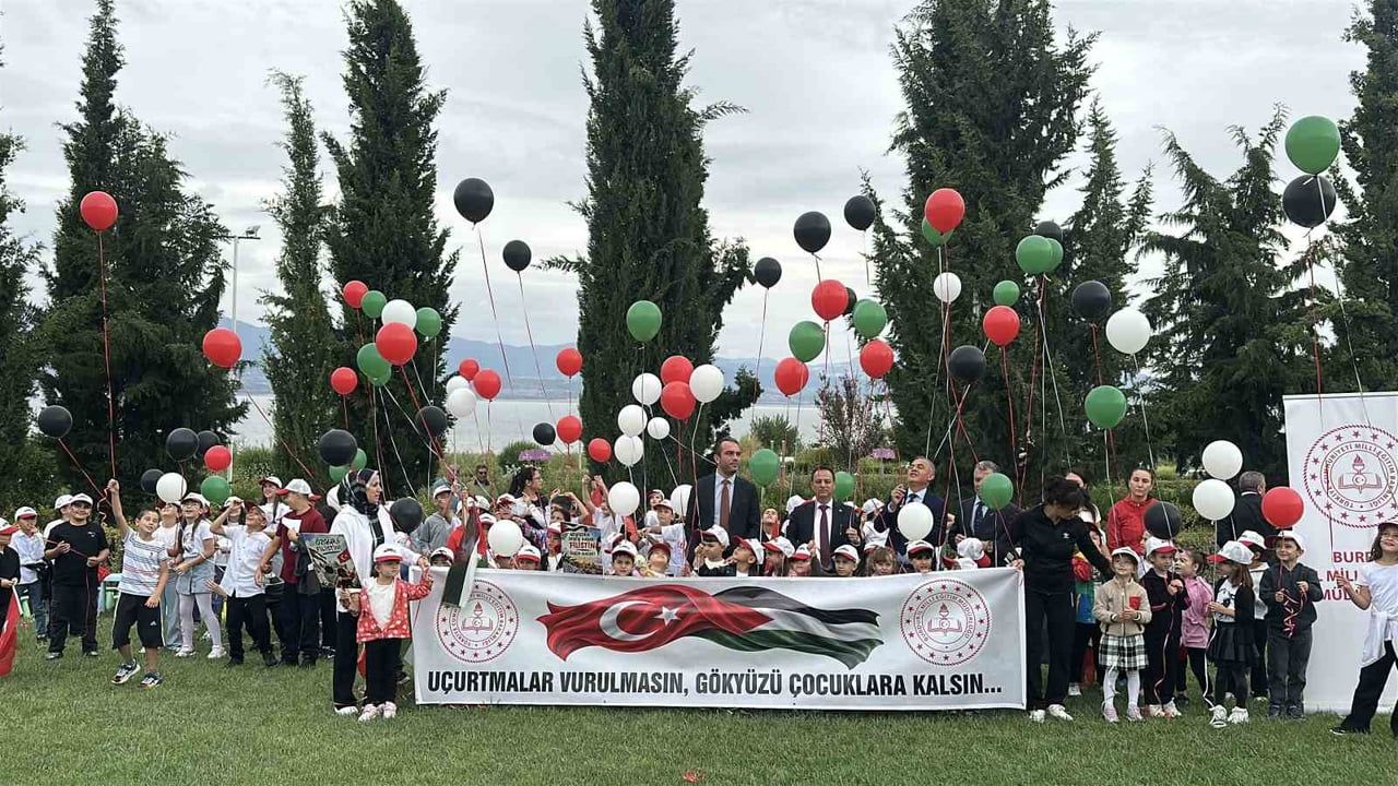 Burdur'da gökyüzü mesajı: uçurtmalar Gazzeli çocuklara umut taşıdı