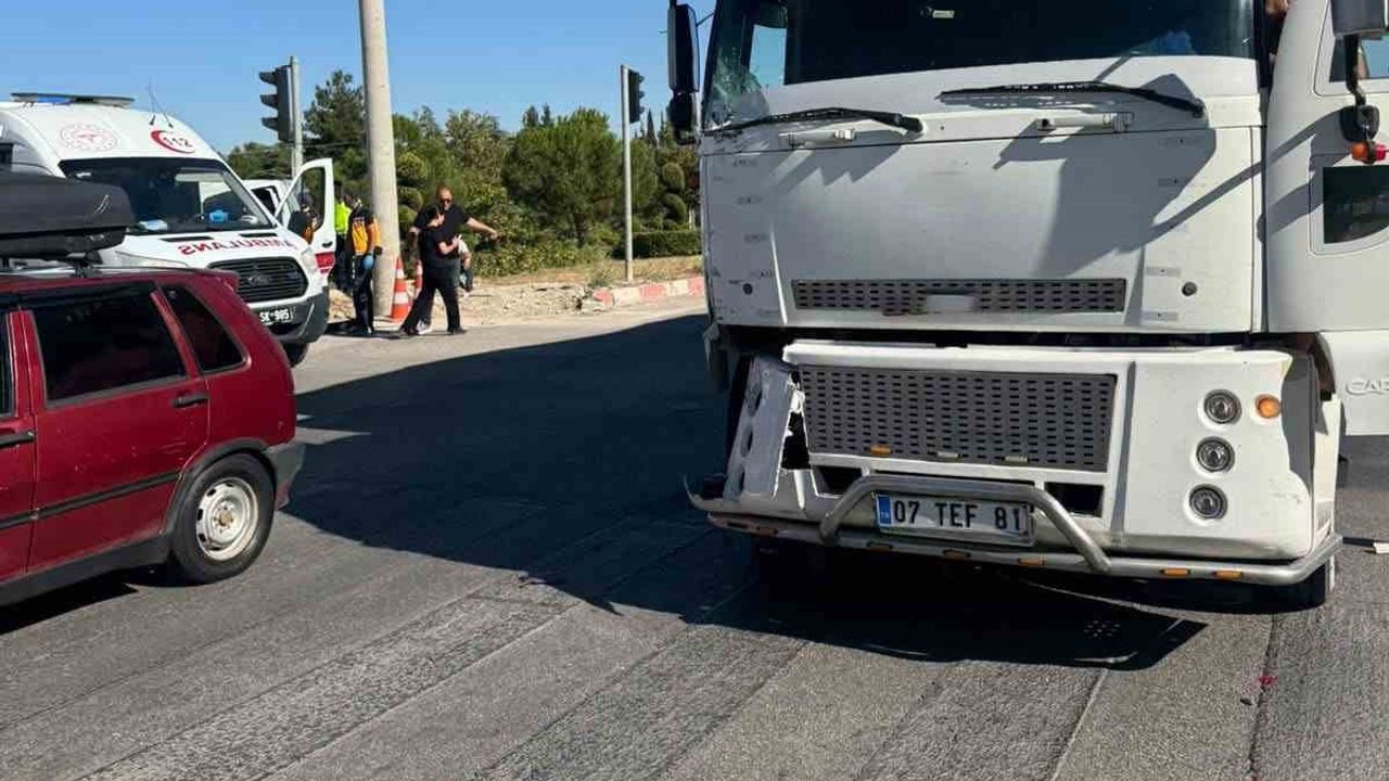 Burdur'da kavşakta çarpışma: 4 kişi hafif yaralandı