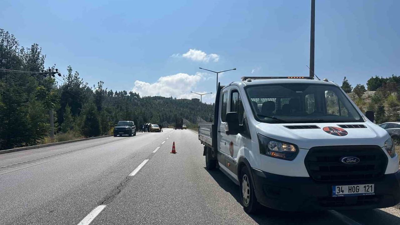 Burdur'da kavşakta trafik yönlendirme römorkuna çarpan taksi sürücüsü yaralandı