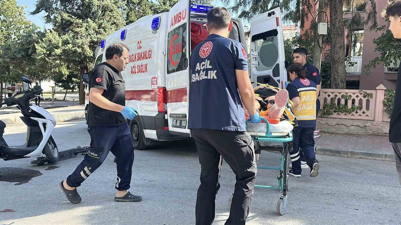 Burdur'da Şentürk Sokak'ta scooter ve motosiklet çarpıştı: sürücü N.A. yaralandı