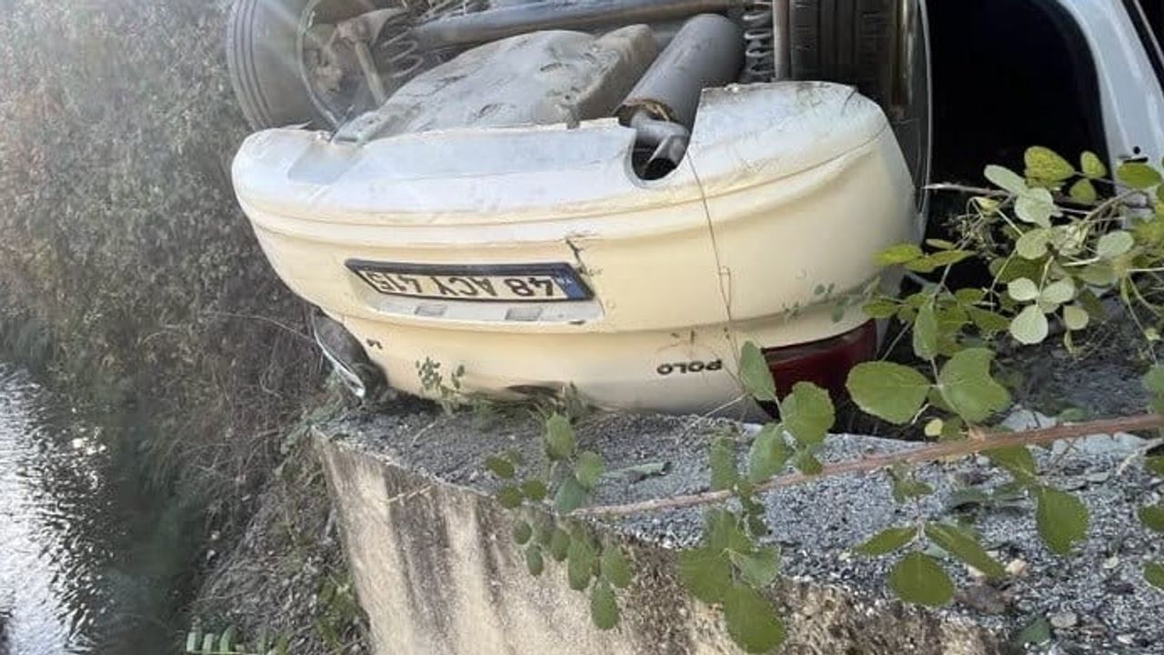 Burdur'da yağmur kanalına saplanan otomobil dereye yuvarlandı