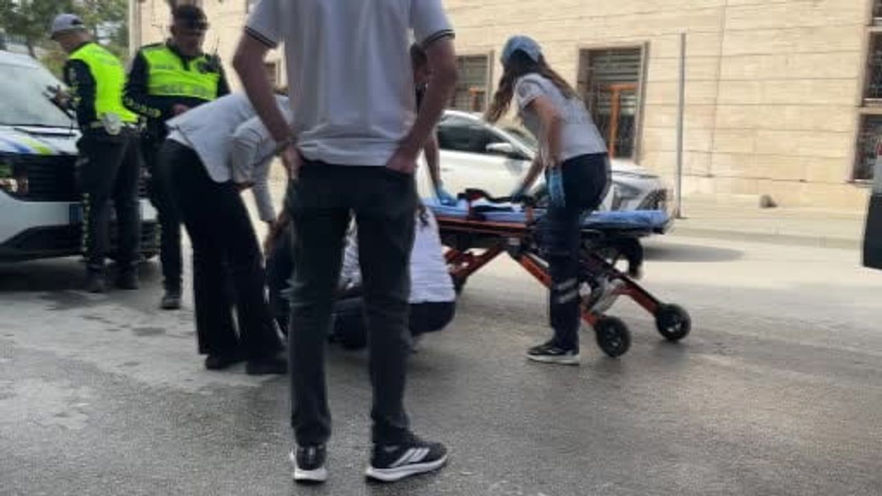 Burdur Gazi Caddesi'nde motosiklet devrildi, sürücü hastaneye kaldırıldı