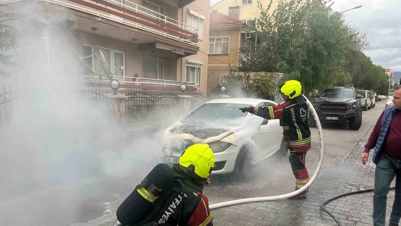 Burhaniye caddesinde alev alan araç hızlı müdahaleyle söndürüldü