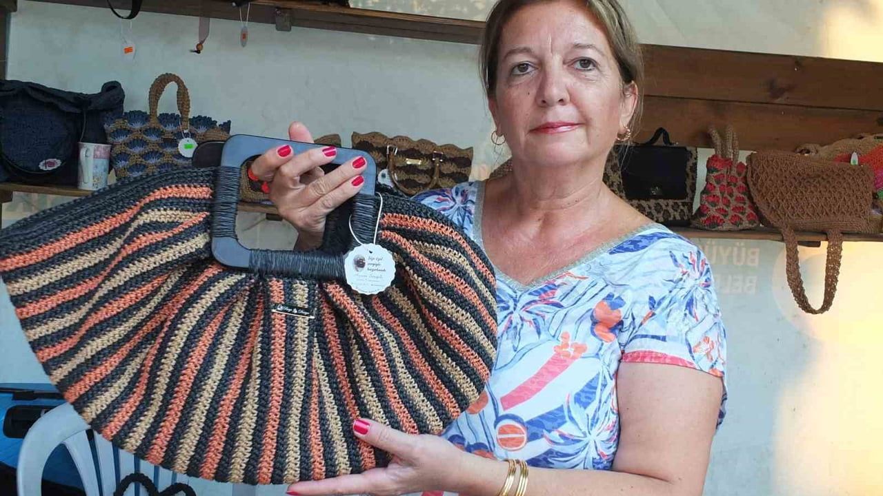 Burhaniye'de kağıt ipten tasarlanan çantalar hafta pazarının gözdesi