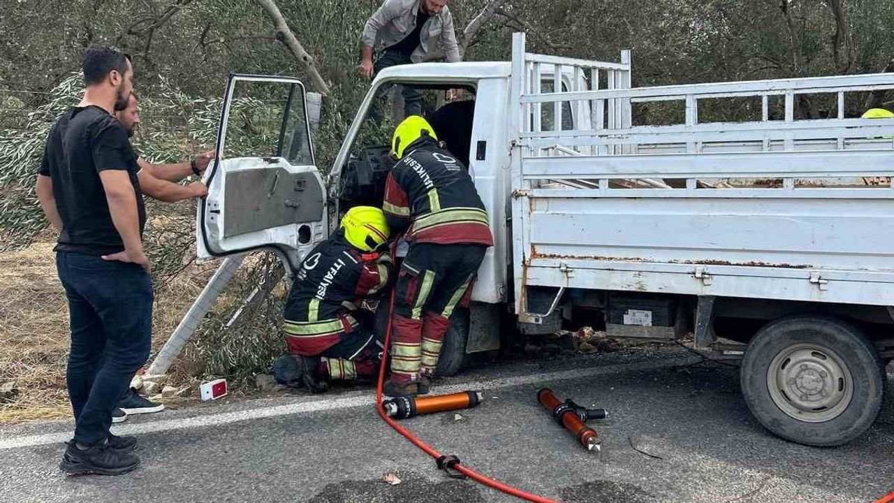 Burhaniye'de kamyonetin zeytin ağacına çarpması sonucu yolcu itfaiye tarafından kurtarıldı
