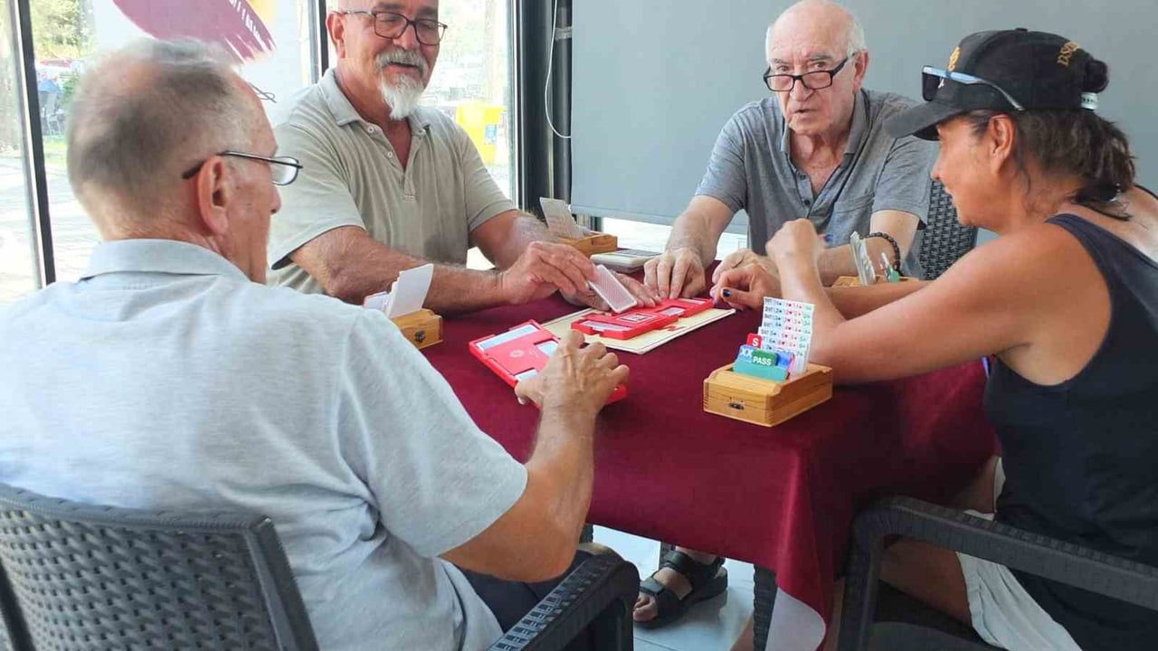 Burhaniye'de körfezin briç ustaları zafer kupası için yarıştı