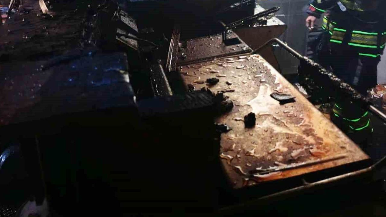 Burhaniye'de Muammer Aksoy Caddesi'ndeki işyeri yangını ekiplerin müdahalesiyle kontrol altına alındı
