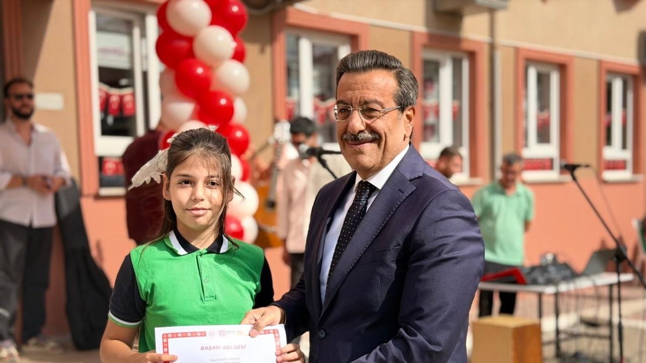 Burhaniye’de öğrenciler ilköğretim haftasını coşkuyla karşıladı