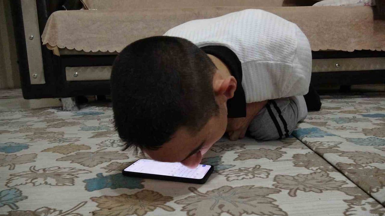Burnuyla dünyasını kurdu: akıllı telefonla bağımsız yaşayan genç
