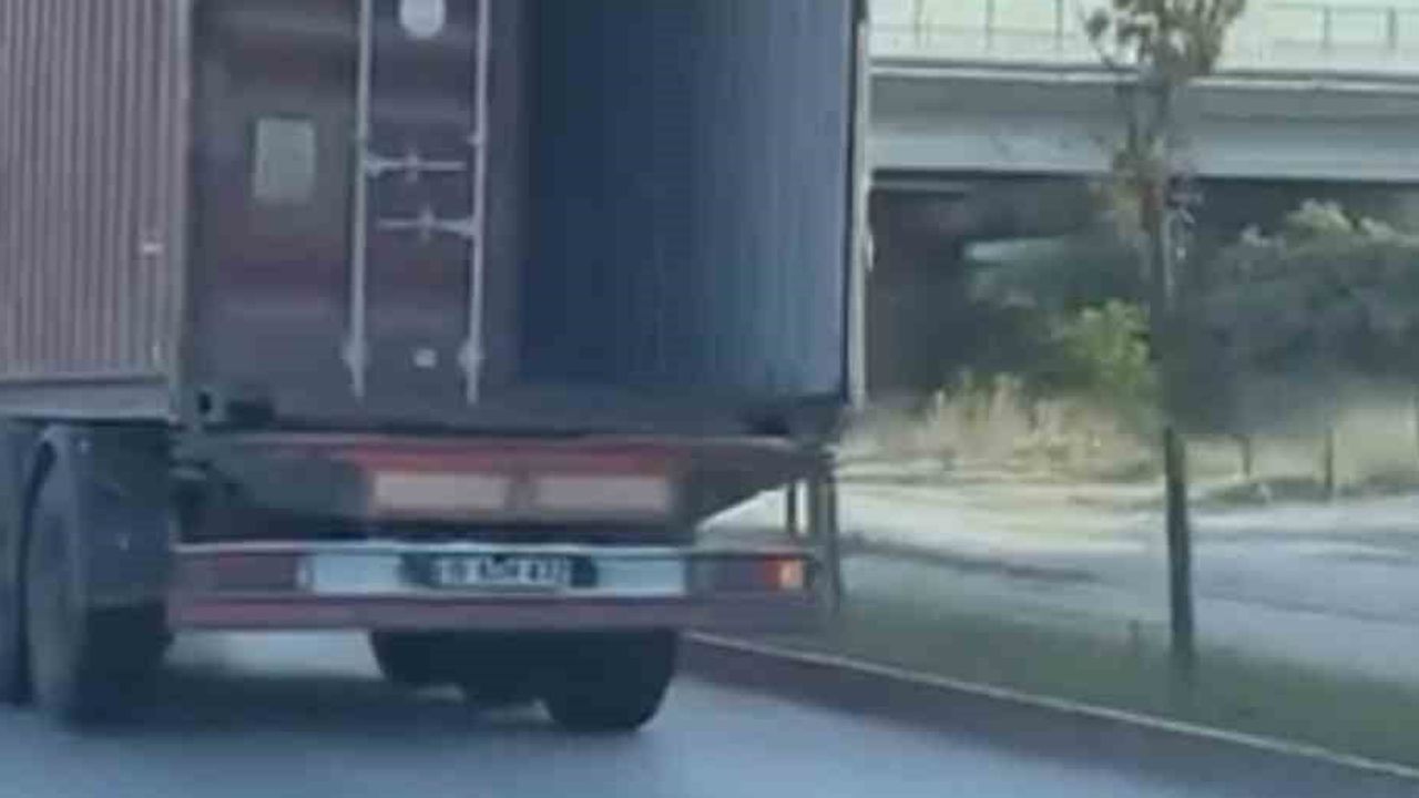 Bursa’da dorse kapağı açık kalan tır trafikte tehlike oluşturdu