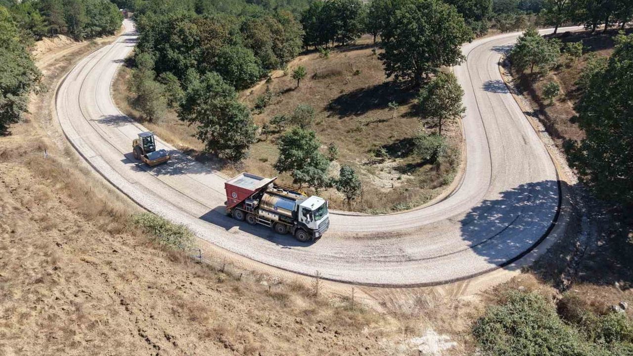 Bursa'da dört ilçede yollar yenileniyor: 11 mahallede 32,5 kilometre çalışma