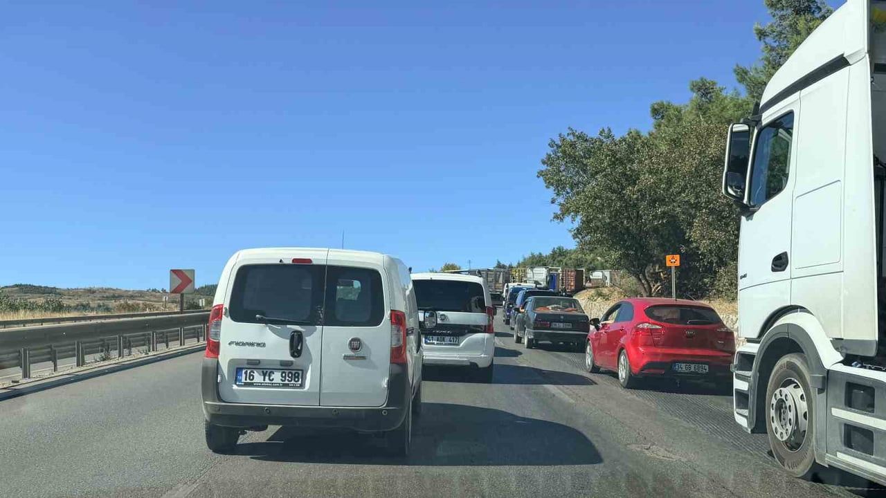 Bursa'da Dürdane rampasında asfalt onarımı nedeniyle trafik 3 kilometreye kadar durdu