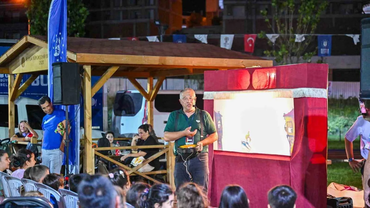 Bursa'da Karagöz ve kukla geleneği sokaklara taştı