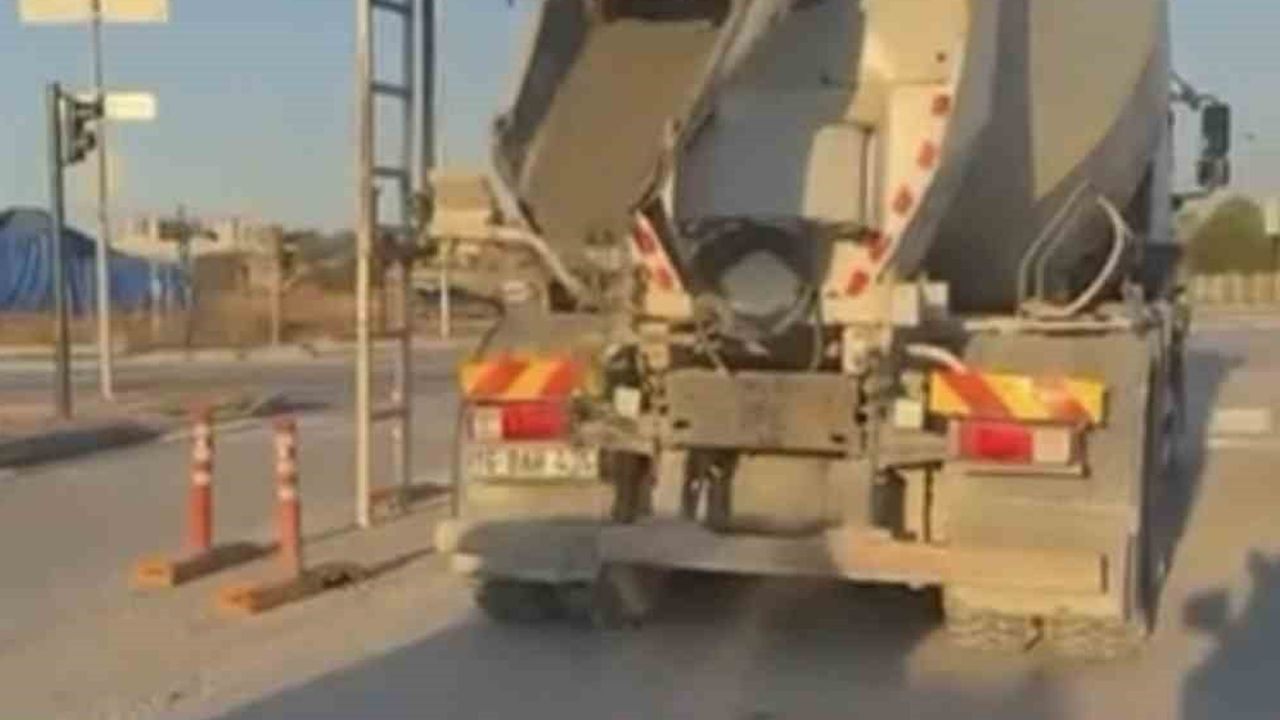 Bursa'da mikserden yola beton akışı trafiği tehlikeye soktu