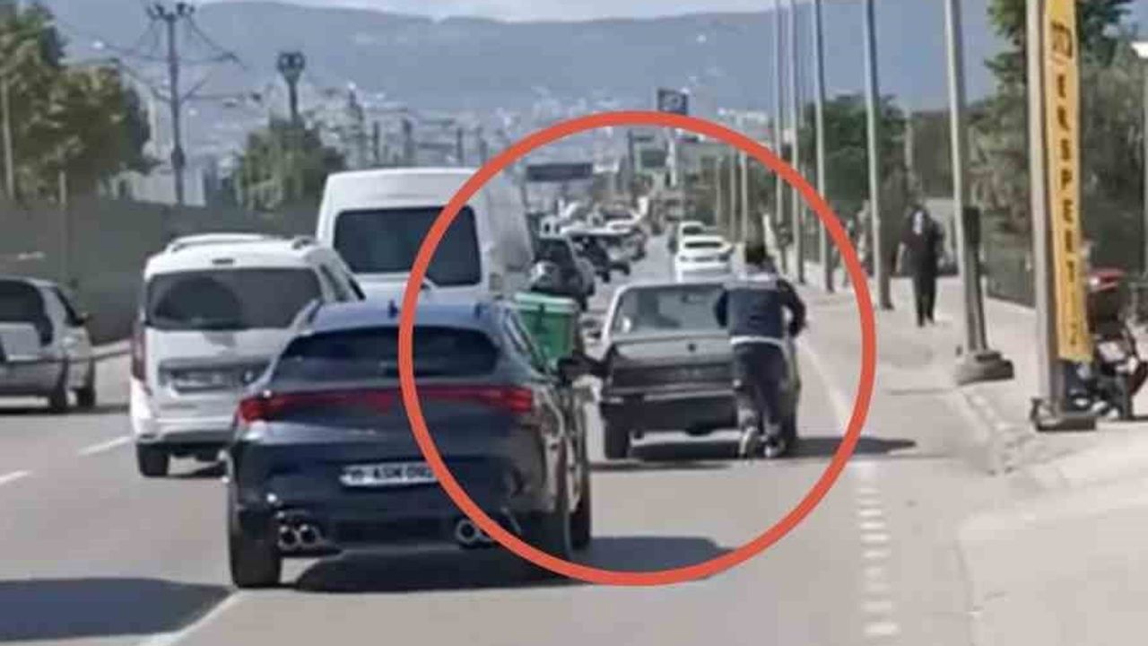 Bursa'da motokuryenin motosikletten ayağını uzatarak yardım çabası dikkat çekti