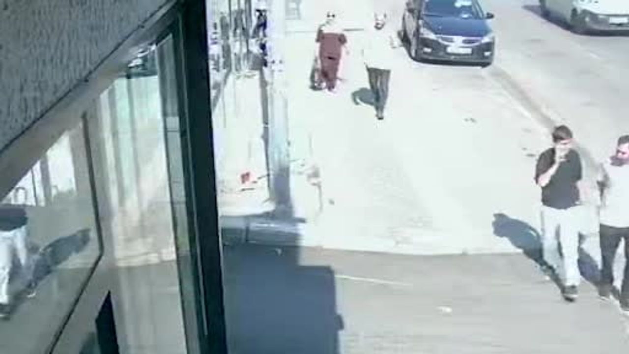 Bursa'da Sakarya Mahallesi'nde yürüyüş saldırıya dönüştü: silahla vurulan adama yerde sopalı saldırı