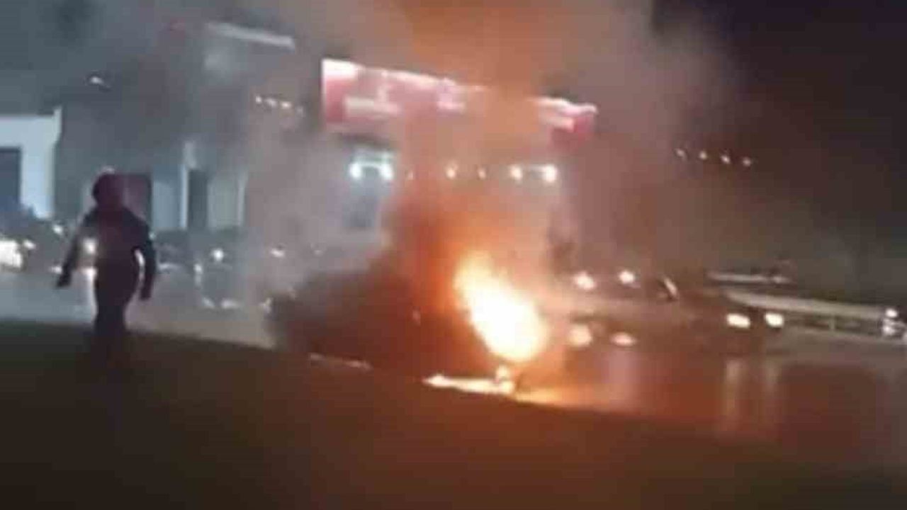 Bursa'da sürüş sırasında otomobilin motoru alev aldı, itfaiye söndürdü