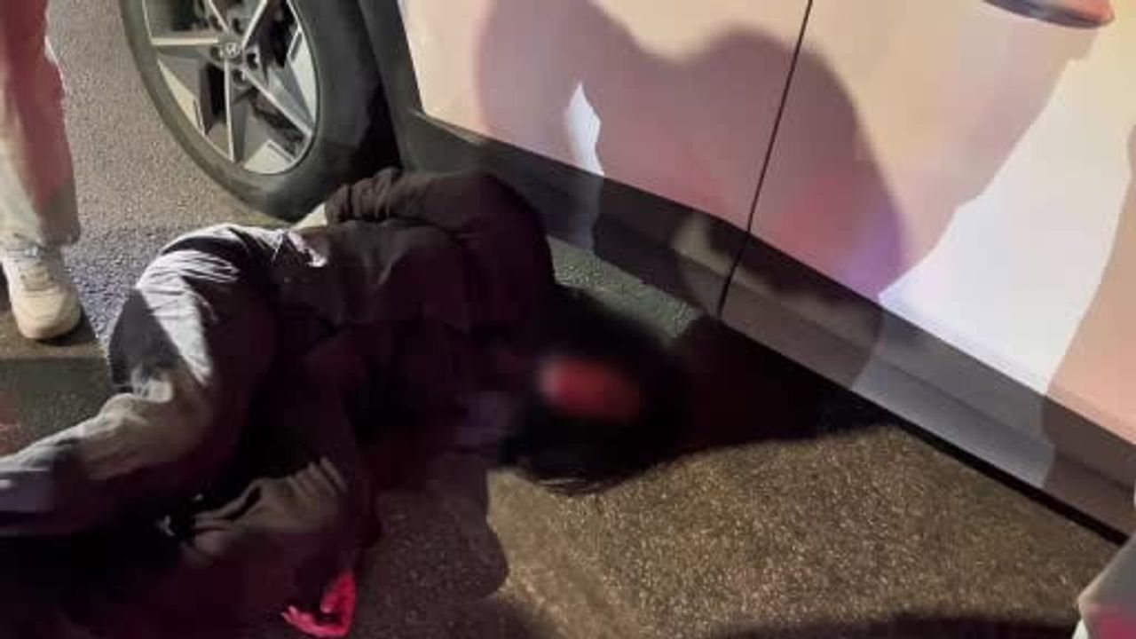 Bursa'da ters yolda ilerleyen sürücü polise direndi, gazeteciye tükürdü ve tutuklandı