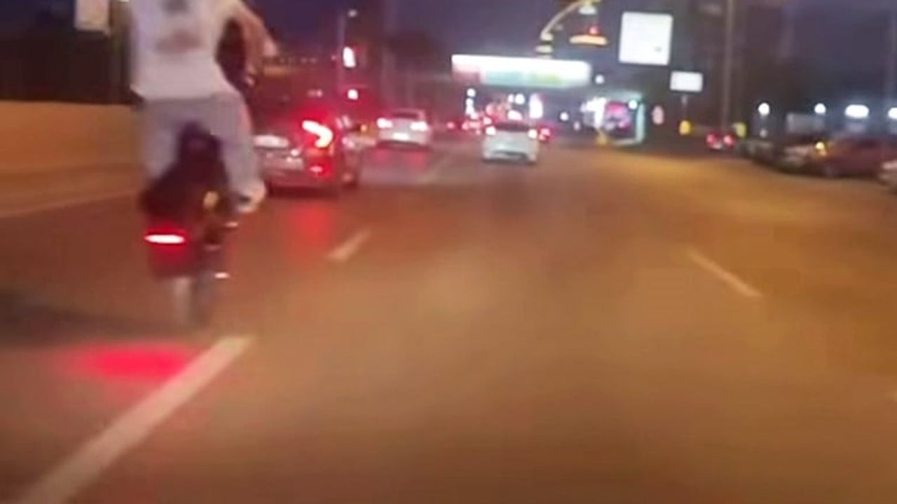 Bursa'da trafikte ön tekerlek kaldıran plakasız motosiklet sürücüsü kamerada